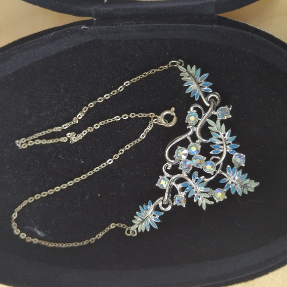 Beautiful Unsigned Rhinestone Necklace - Picture 3 of 3